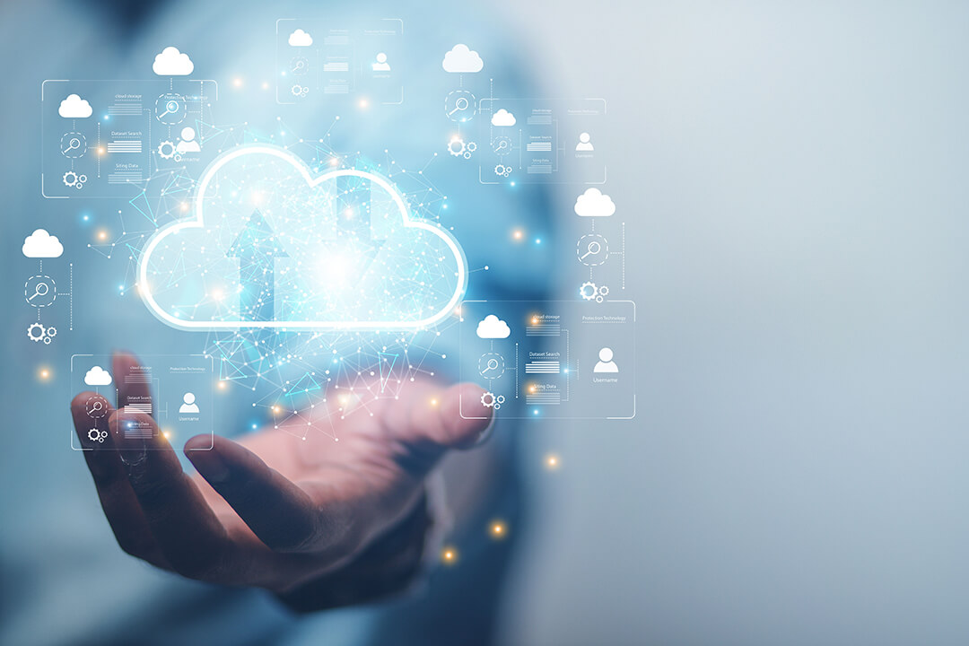 Hand mit schwebendem, leuchtendem Cloud-Symbol und digitalen Datenelementen